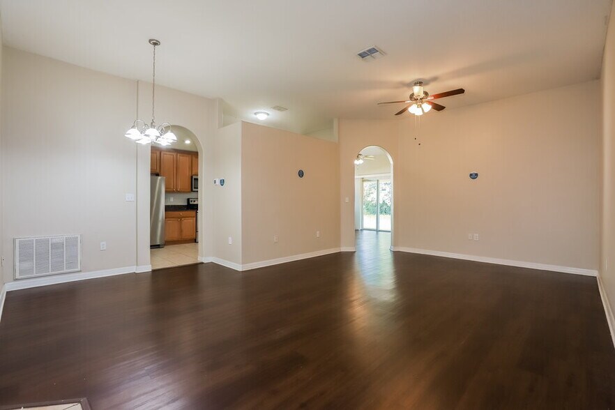 Building Photo - 2419 Hamlet Cir