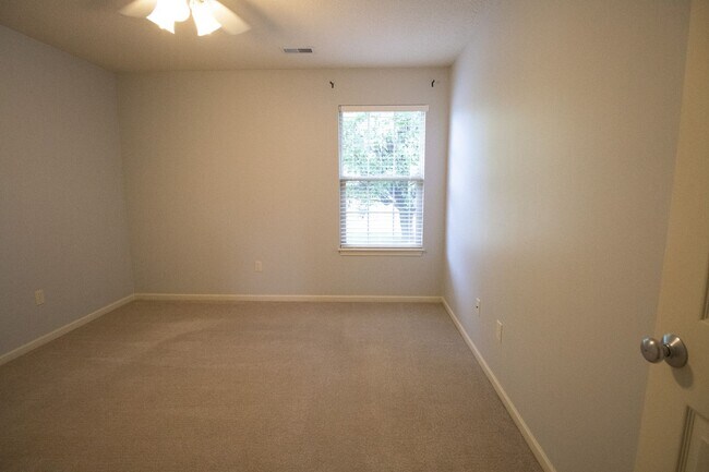 Building Photo - Stunning 3Bed/2BA Home with Dual Living Spaces/Garage