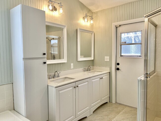Building Photo - Beautiful 3-Bedroom, 2-Bath Home Available...