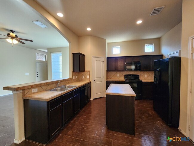 Building Photo - 622 Creekside Cir