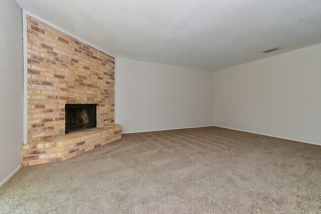 Building Photo - 1703 La Fontaine Ln