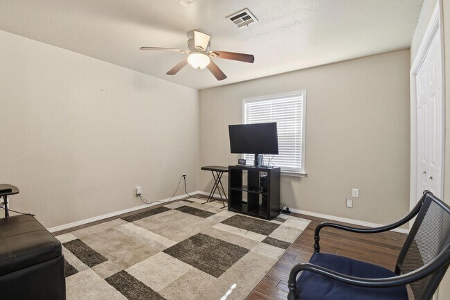 Building Photo - Spacious Home near I-244