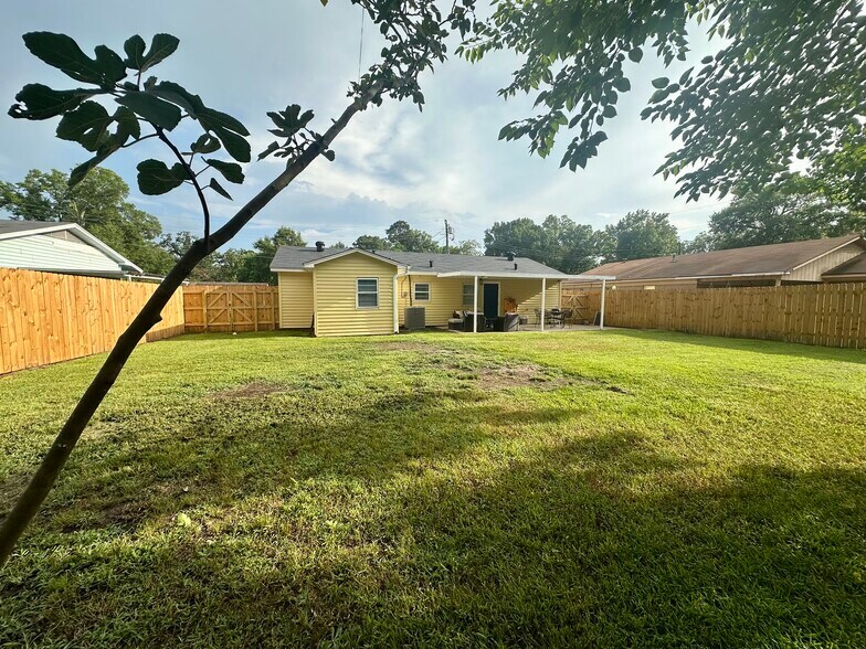 Private fenced backyard - 204 Dianne St