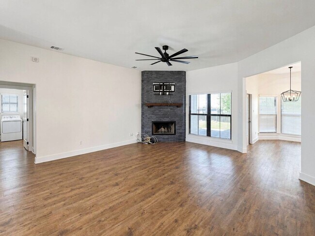 Building Photo - Modern 3 Bed / 2 Bath Home with Central Air & Updated Appliances in West Temple