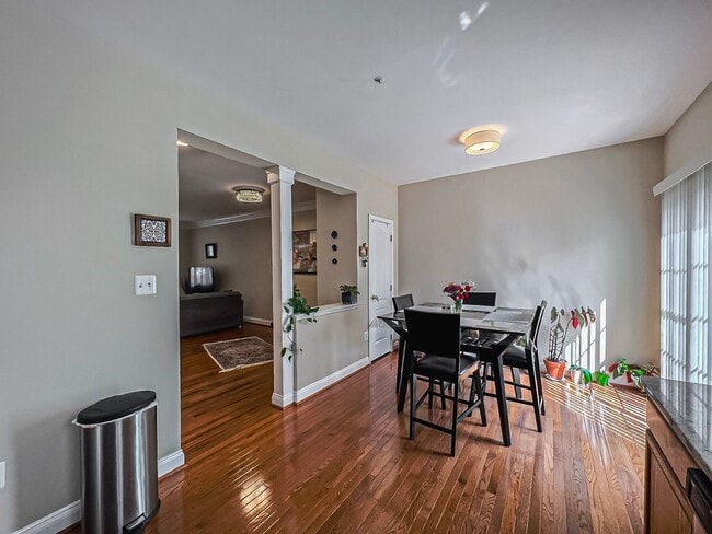 Building Photo - Lovely Tri-Level 3 Bedroom 2 Bathroom And ...