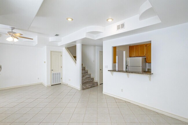 Building Photo - 1000 Ranchway Dr