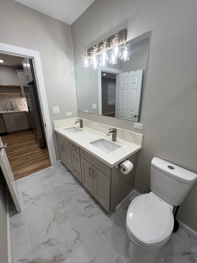 Building Photo - Split AC's In each room. Wet Bar. Spacious