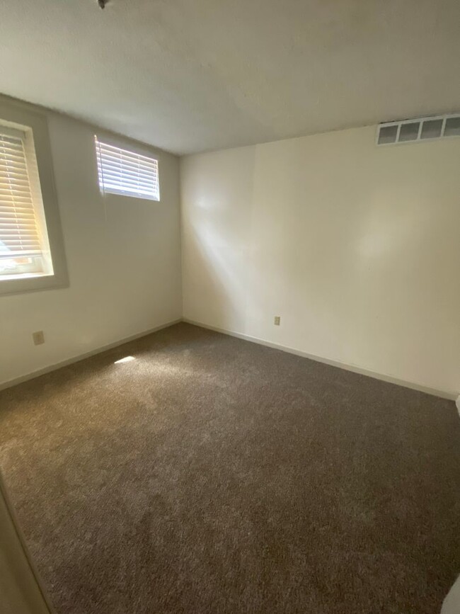 Building Photo - 4327 W Bethany Dr