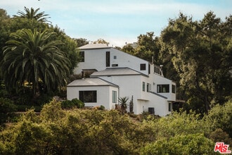 Building Photo - 2002 Tuna Canyon Rd