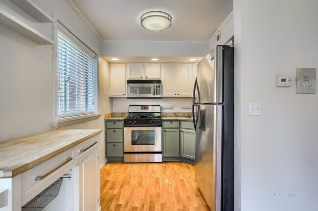 Building Photo - 3 Bed / 2 Bath Capitol Hill Condo | 2 Parking Spaces | Balcony | Walk Score 95