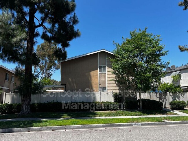 Building Photo - 13525 3/4-13524 Village Dr