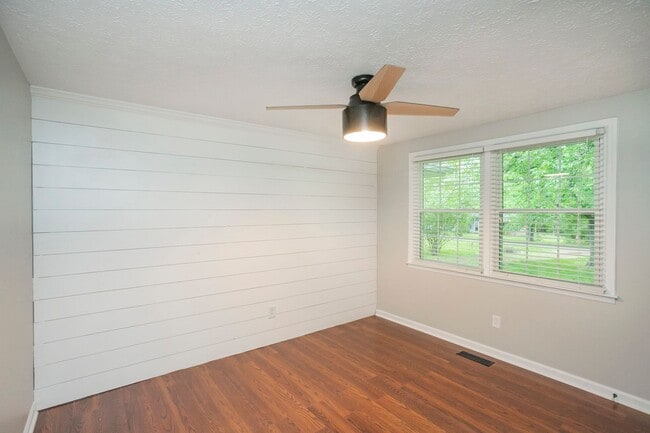 Building Photo - 1143 Bayview Dr