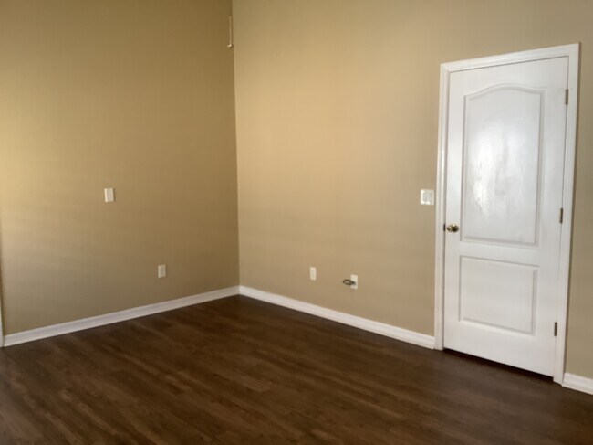 Building Photo - 2207 Golden Ivy Way