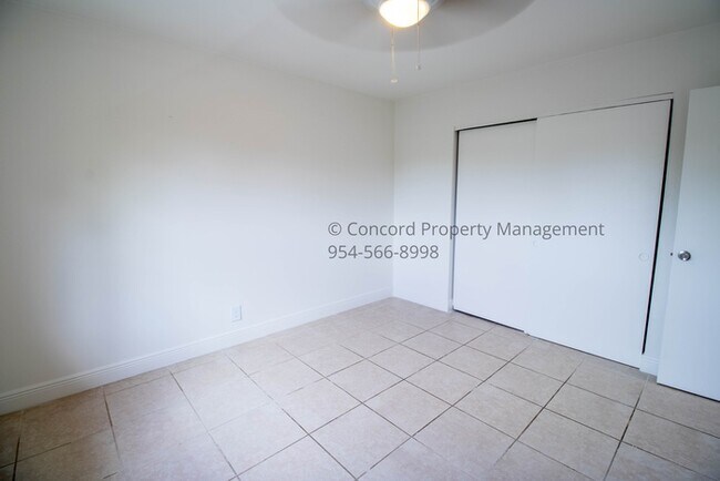 Building Photo - Nice 2nd Floor 1/1 in GREAT Hollywood Location with Pool and Laundry on Site