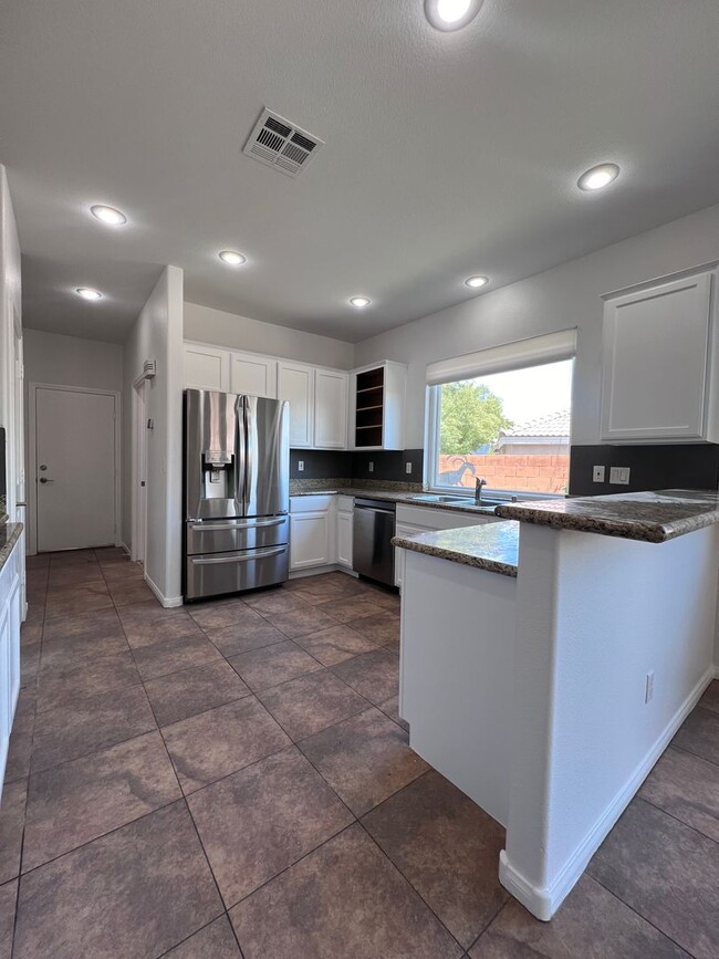 Building Photo - Stunning 4-Bed 3 Car Garage Gated Single S...