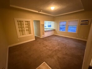 Building Photo - 17 W Poplar St