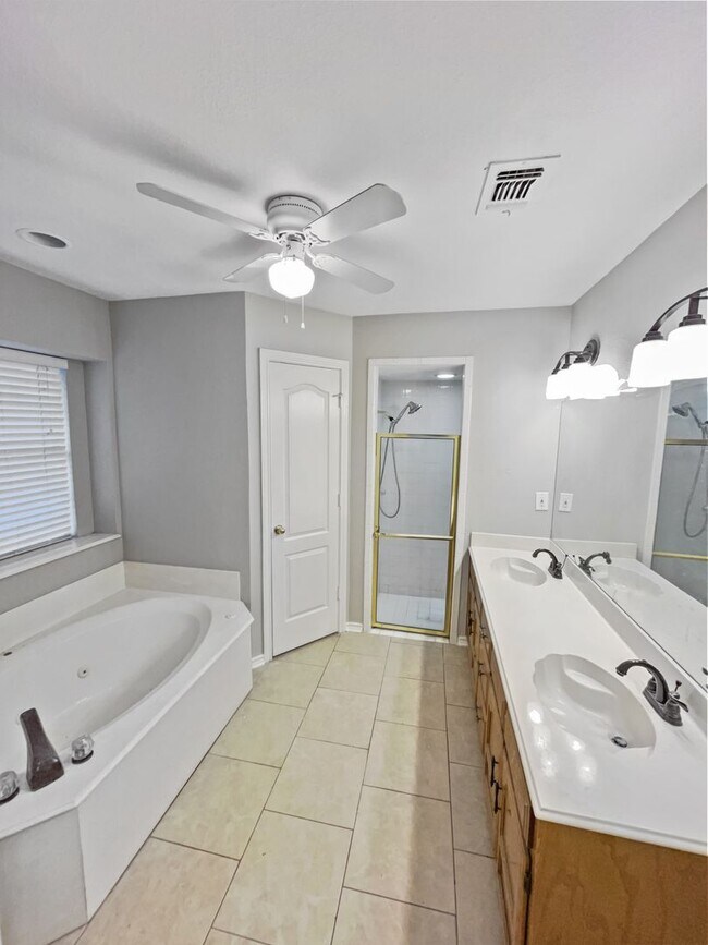 Building Photo - Charming 3 Bed, 2 Bath Home in Prime Fort ...