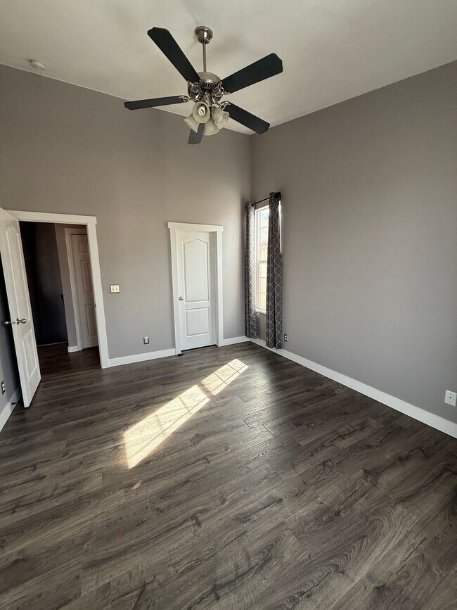 Building Photo - Beautifully Updated Foxboro Townhome – Steps from Nature Trails