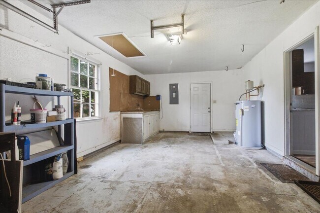Building Photo - 208 Greenbriar Dr