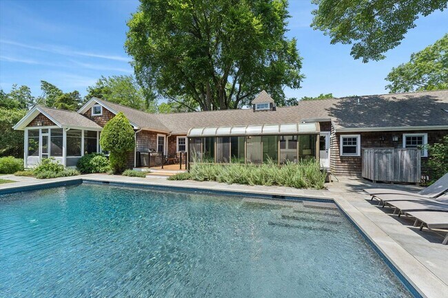 Building Photo - 695 Main St