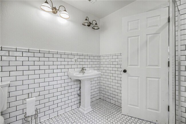Building Photo - 11 Cresswell Ln
