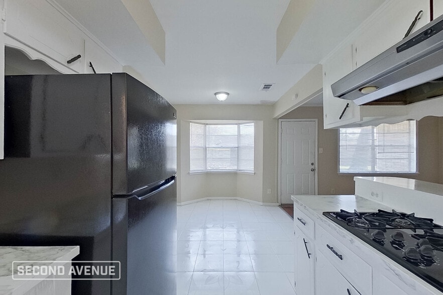 Building Photo - 9702 Hillis St