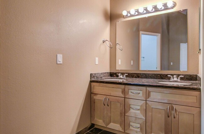 Building Photo - 1224 W Boxelder Cir