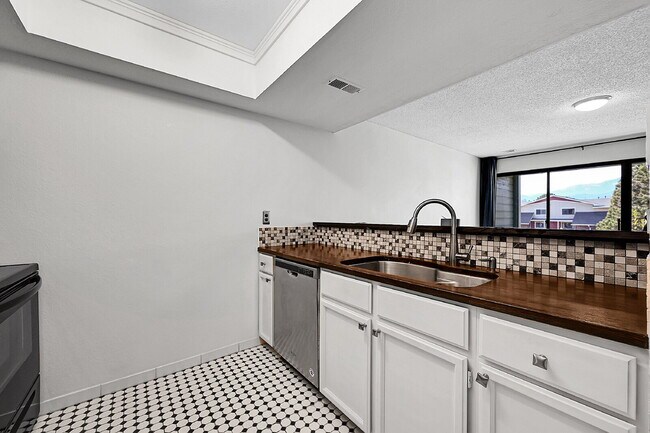 Building Photo - $1,375 - 1 bed, 1 bath located in Colorado Spring with New In Unit Laundry!