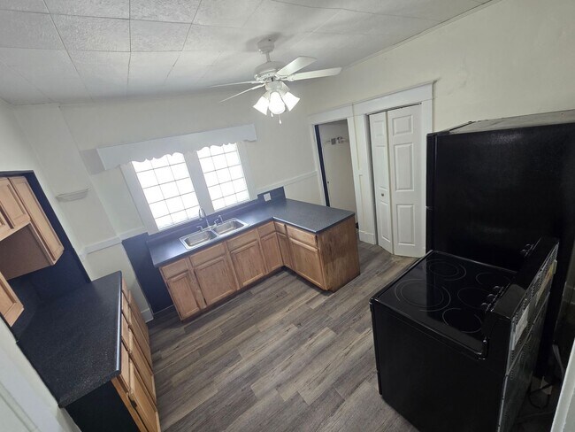 Building Photo - 3 Bedroom House