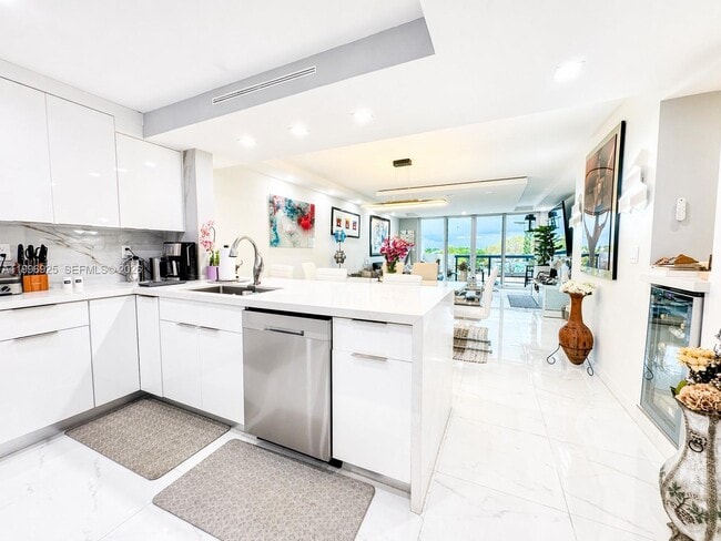 Building Photo - 2370 NE 135th St