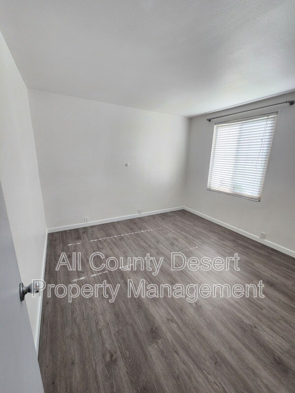 Building Photo - 400 N Sunrise Way