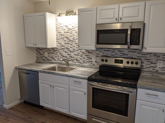 Building Photo - 25D Pine Ln