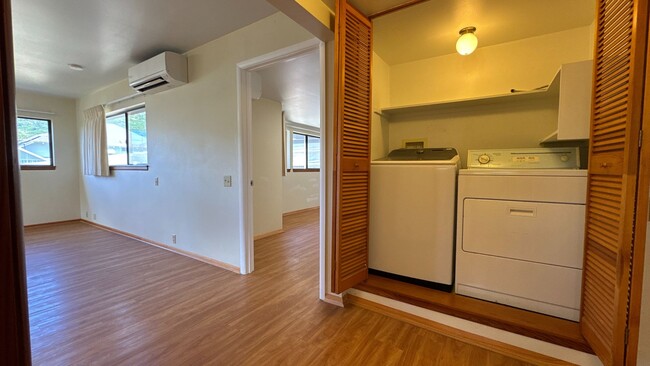 Building Photo - Charming 2-Bedroom, 1.5 Bath Cottage in Hi...