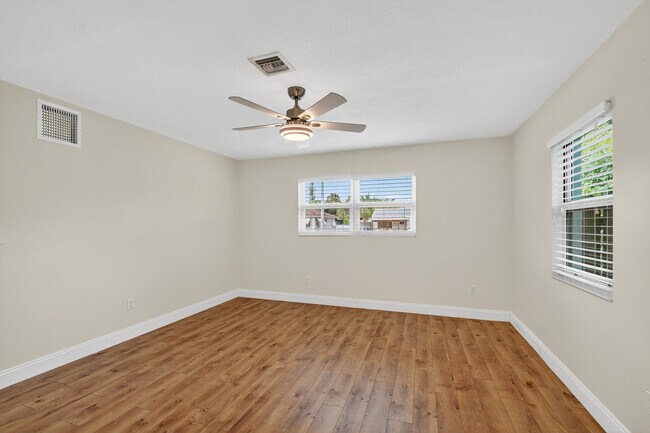 Building Photo - 422 W Ocean Ave
