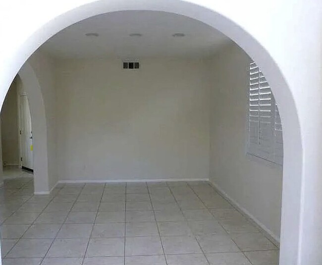Building Photo - 27647 Rosemont Ct