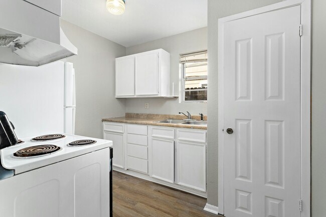 Building Photo - 1176 Oregon Ave