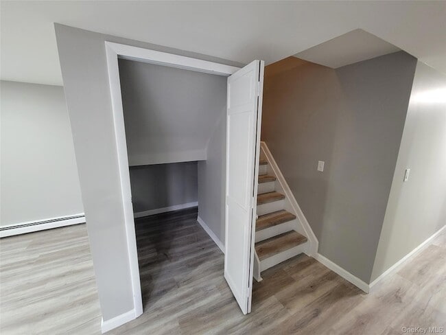 Building Photo - 96 Hallock Landing Rd