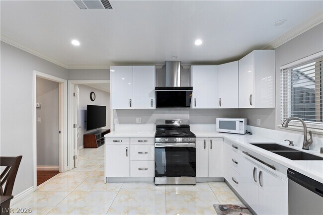 Building Photo - 375 Tierra St