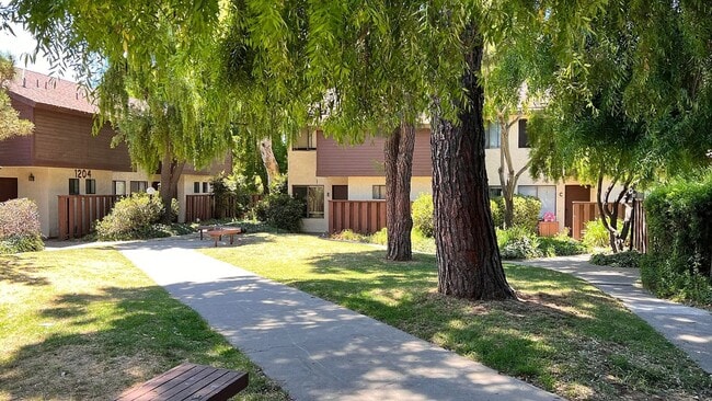 Building Photo - Cozy Lompoc Townhouse
