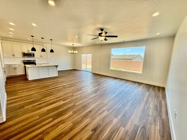 Building Photo - BRAND NEW Four Bedroom Townhome in Desert ...