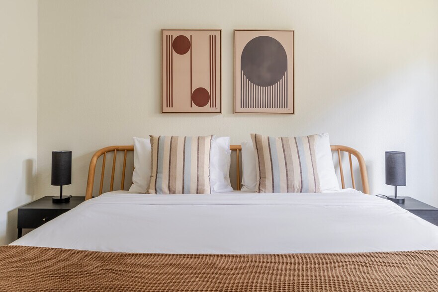 Building Photo - 1600 Villa St