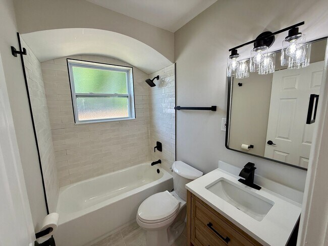 Building Photo - Charming 2BR/1BA Home in Kirkwood – Renova...
