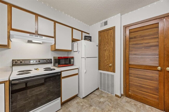 Building Photo - 2432 Rushmore Dr