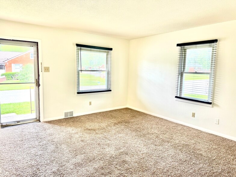 Building Photo - 2700 Castlewood Pl