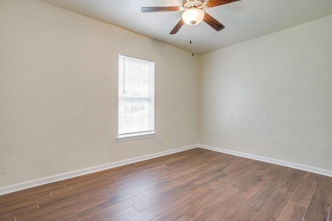 Building Photo - 3537 Half Moon Dr