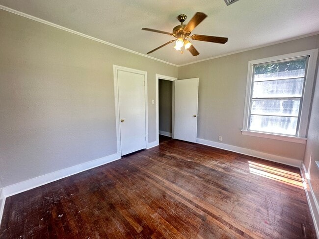 Building Photo - Super cute and close to Querbes Park....