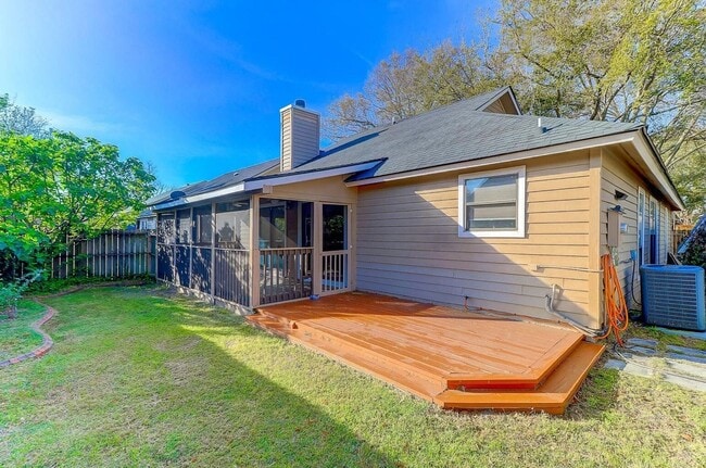 Building Photo - Beautiful 3 BR/2 BA home available in the ...