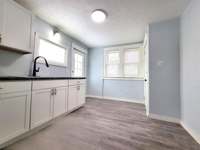 Building Photo - 2004 Cleveland Ave NW