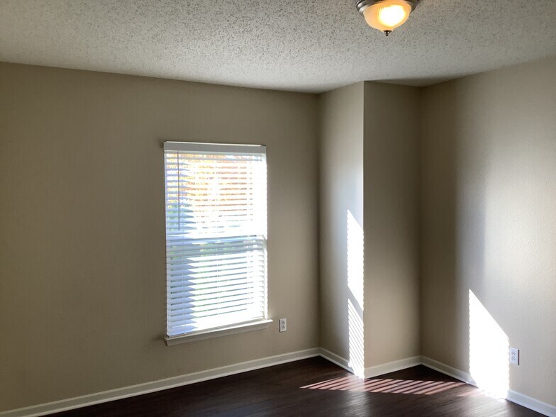 Building Photo - 5734 N Attleburg Dr