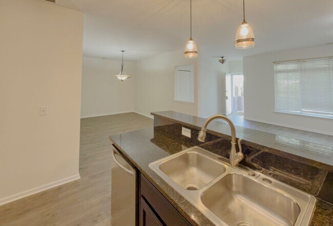 Building Photo - Beautiful Ranch 2 bed/2 bath Condominium